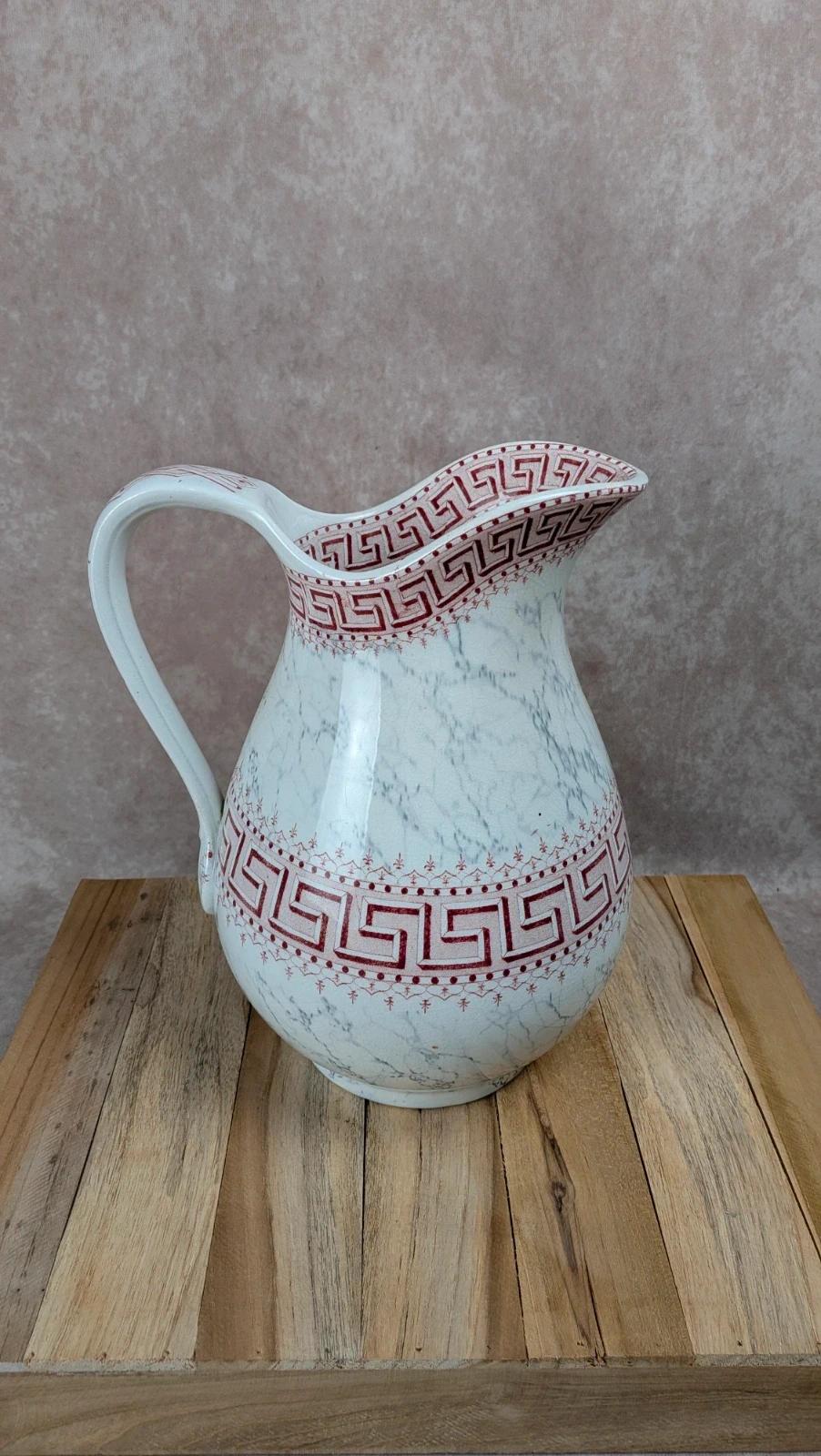 Broc de toilette ancien Kg Lunéville modèle Athènes décor rouge – grand format