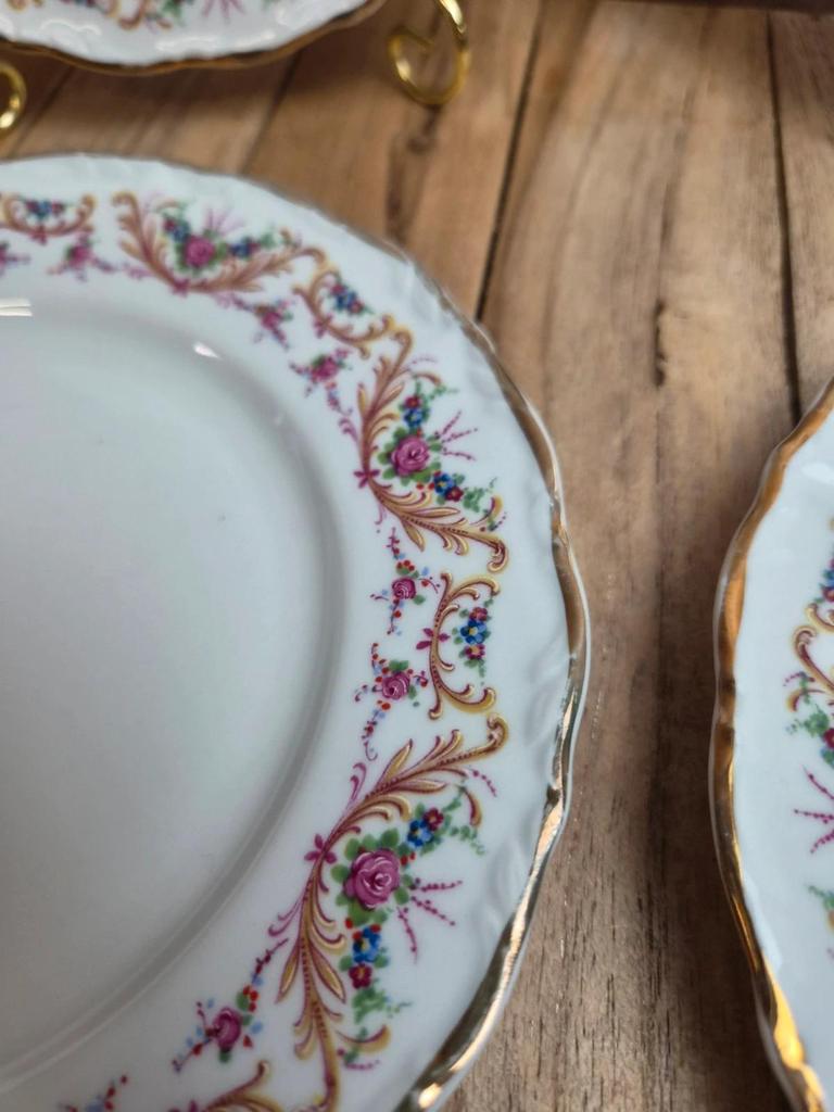 Lot de 4 assiettes à dessert Porcelaine de France Digoinn décor floral romantique doré
