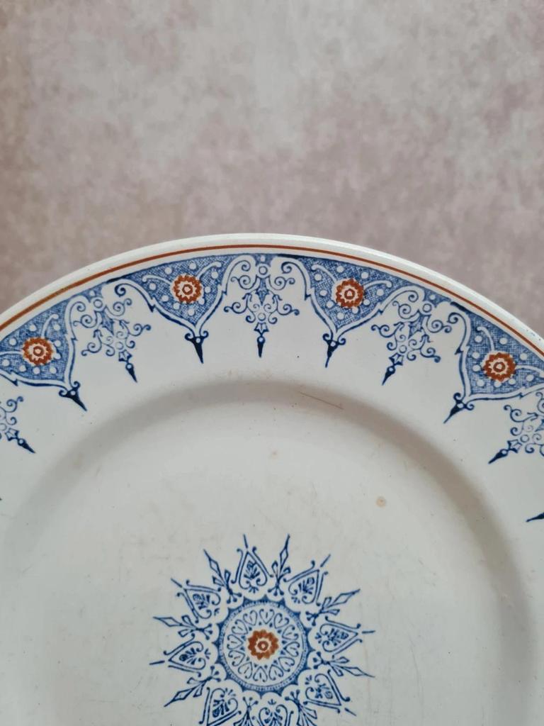Assiette ancienne terre de fer St Amand modèle 6014 bleu & orange décor oriental 24 cm
