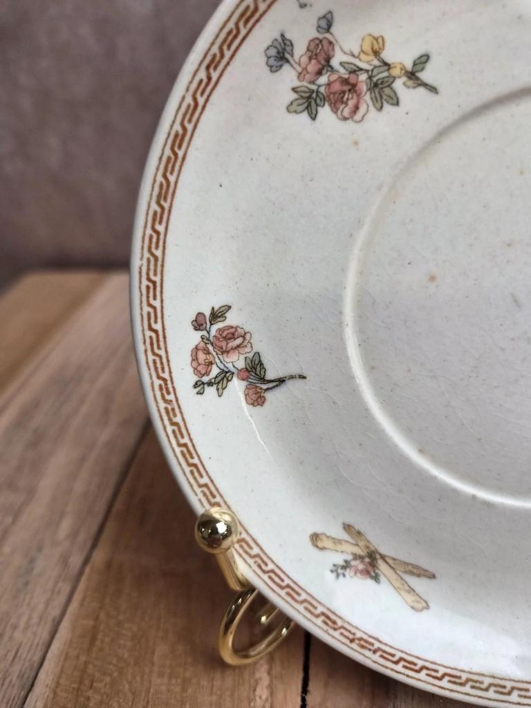 Soucoupe ancienne Sarreguemines – modèle Amour et Attributs – décor floral