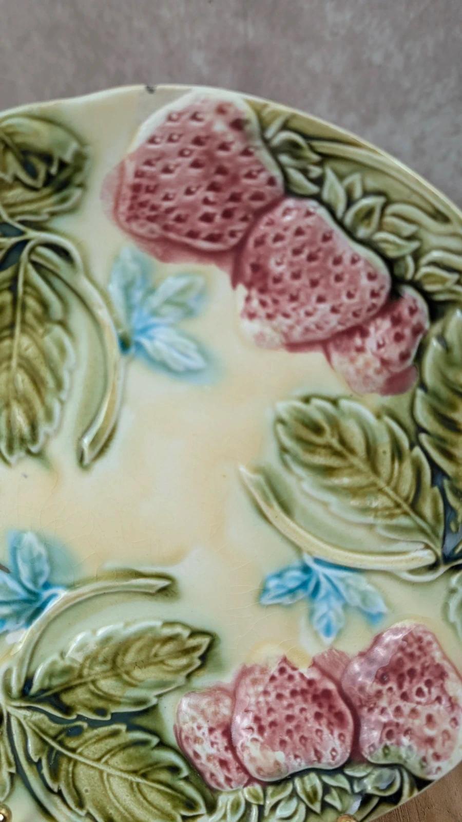 Assiette barbotine vintage aux fraises