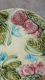 Assiette barbotine vintage aux fraises