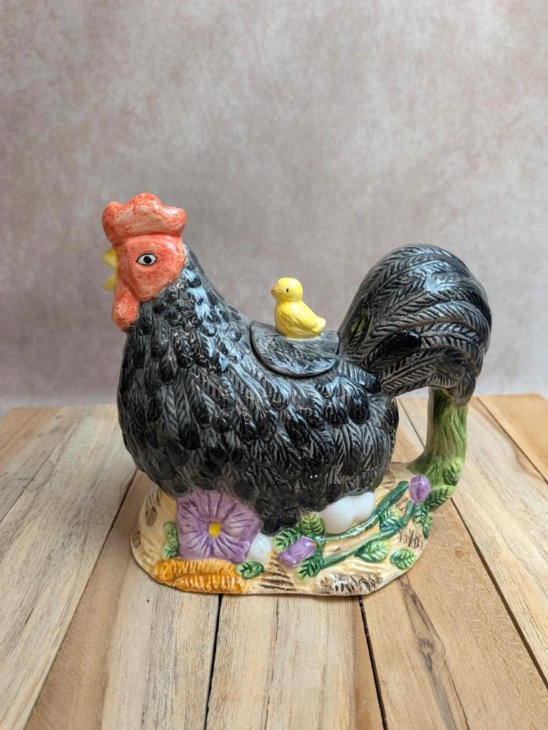 Théière poule sur son nid en barbotine avec couvercle poussin