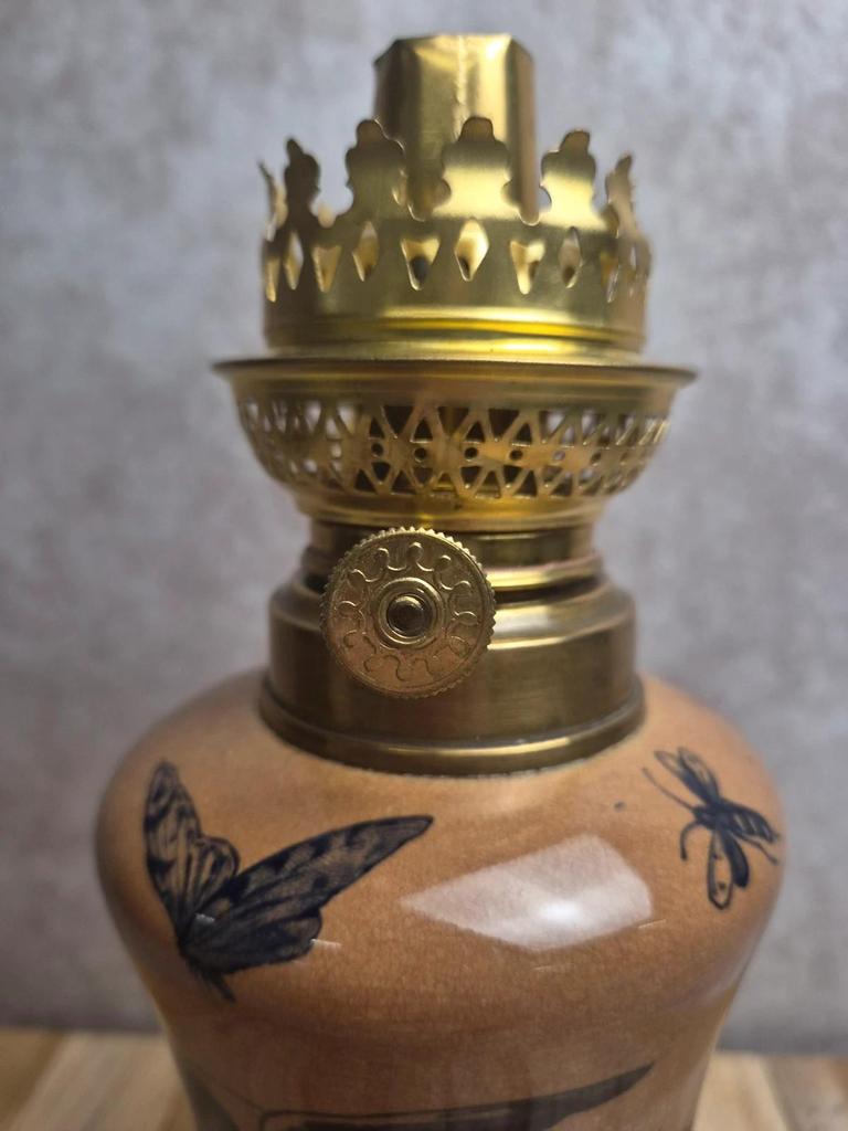 Lampe à pétrole ancienne en faïence décor oiseau et insectes fin Xixe