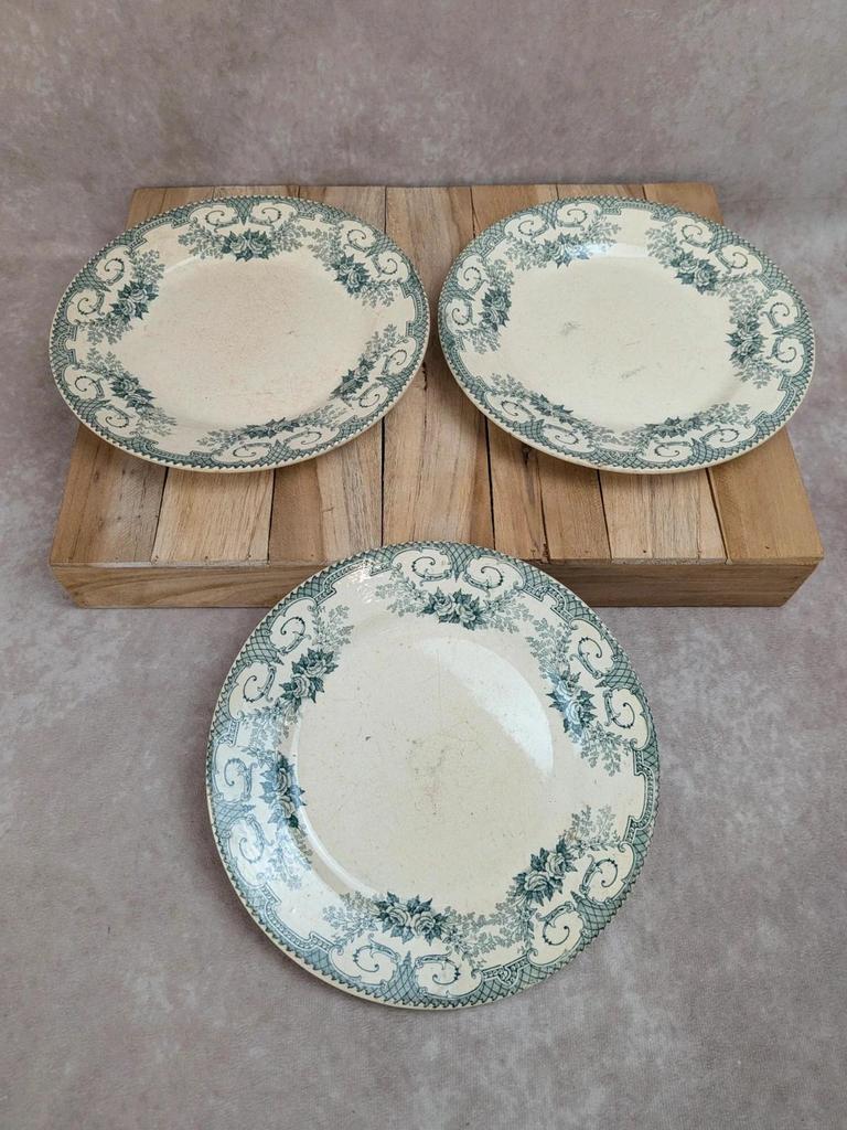 Lot de 3 assiettes plates anciennes en terre de fer des Établissements Debray, service Clichy