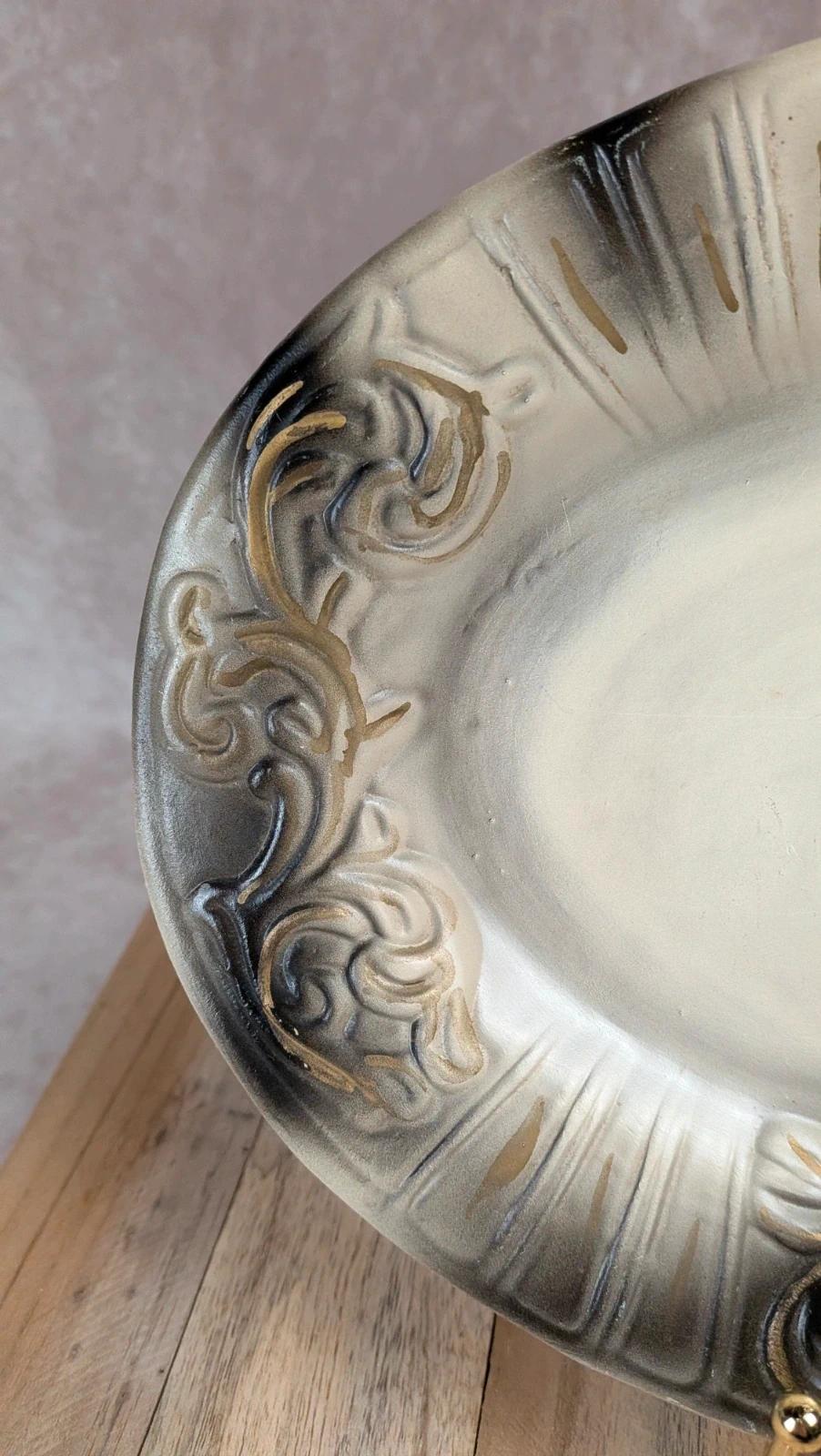 Plat ovale ancien en céramique à décor relief et dorures
