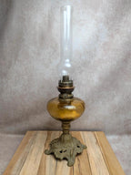 Lampe à pétrole ancienne verre ambré & pied travaillé
