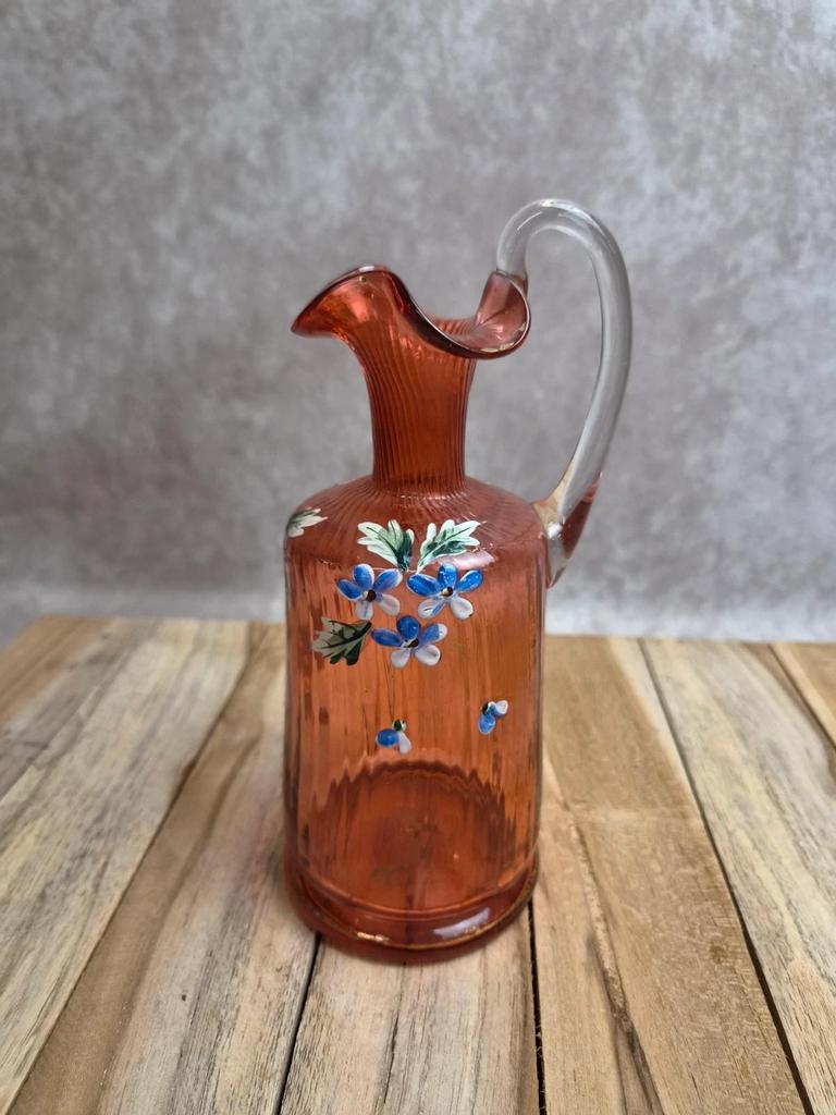 Bouteille ancienne en verre soufflé rose décor floral émaillé à la main