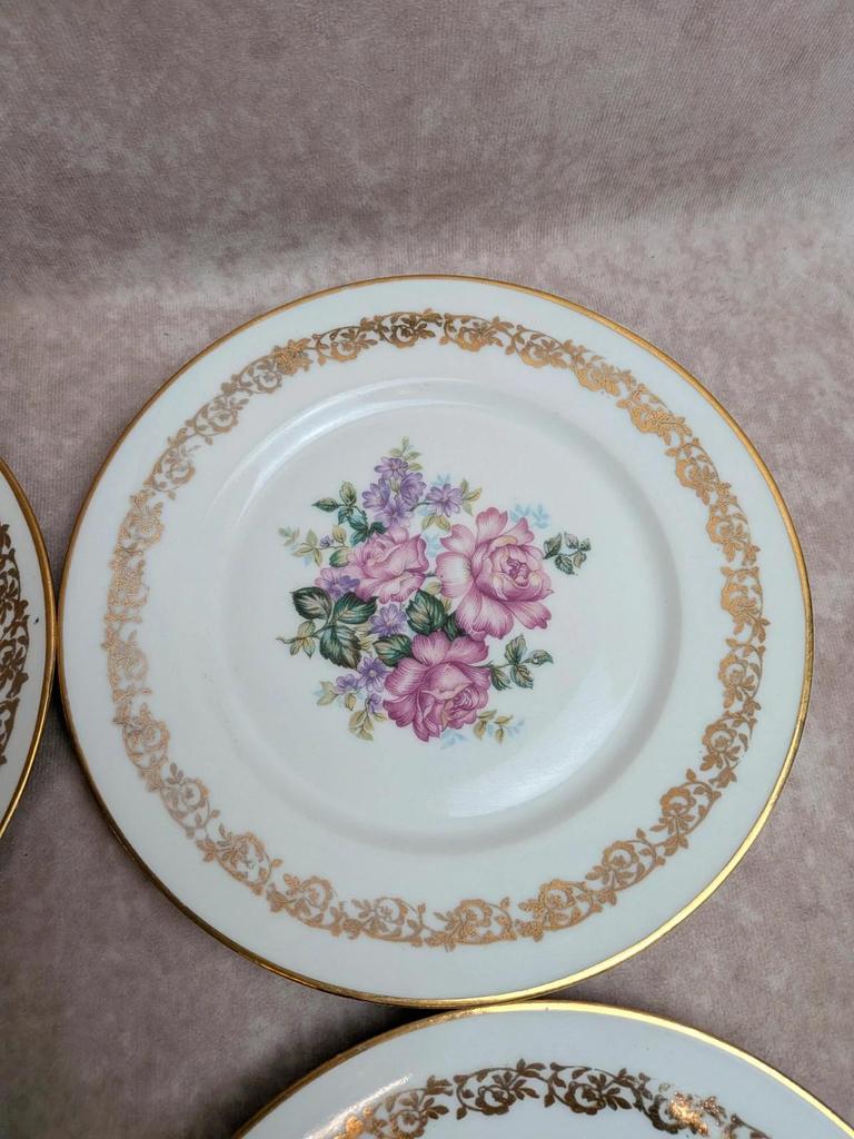 Lot de 5 assiettes plates en porcelaine de Limoges – Décor floral et dorures