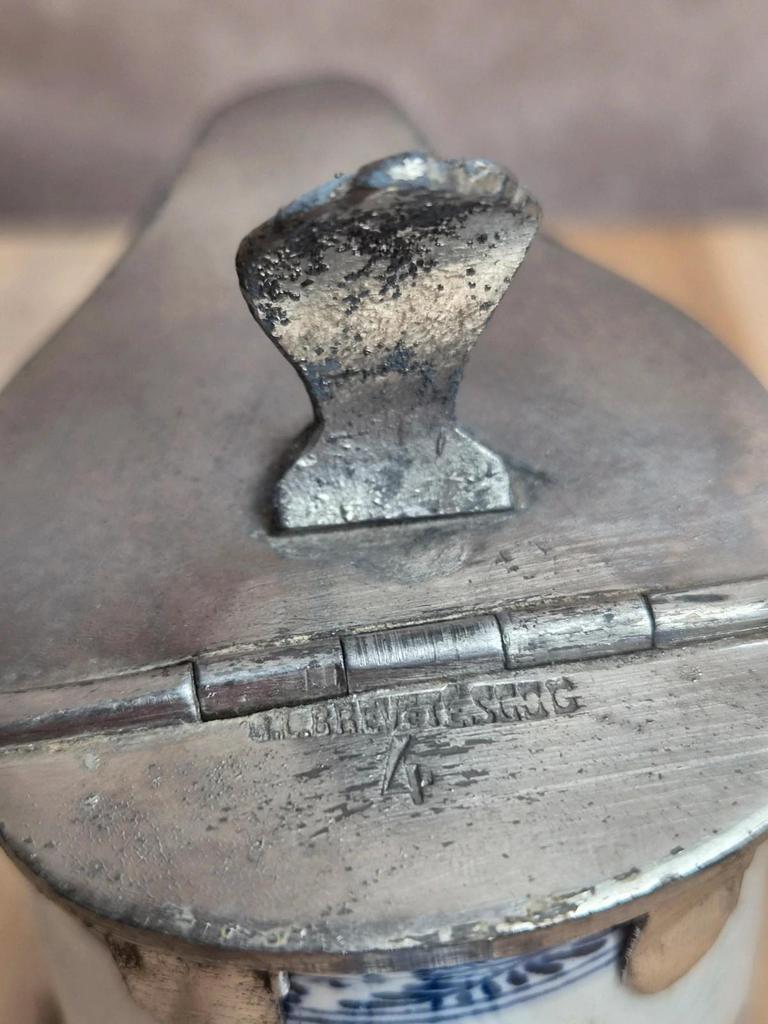 Paire de pots à lait anciens Boch Frères Keramis – modèle Saxe