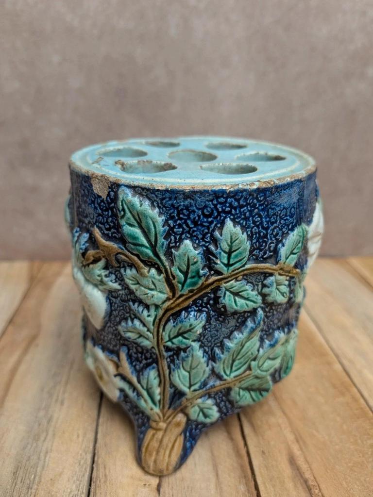 Petit vase pique-fleurs en majolique barbotine