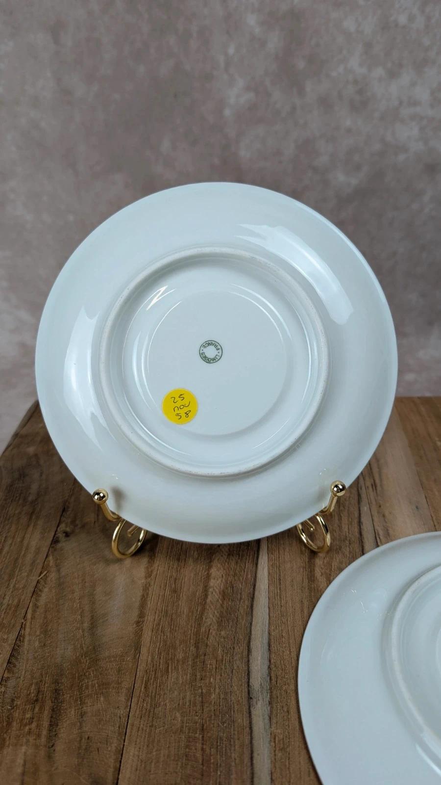 Lot de 2 sous-tasses anciennes en porcelaine de Limoges à décor floral et liseré doré