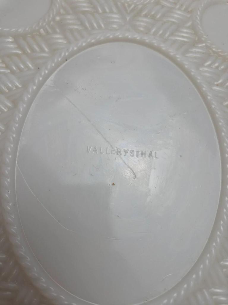 Service à œufs ancien Vallérysthal en opaline – poule et 6 coquetiers