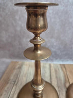 Paire de bougeoirs anciens en laiton lesté – style néoclassique