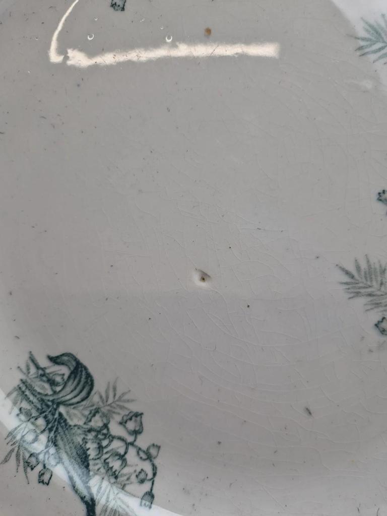Grand plat rond ancien terre de fer, Saint-amandinoise – Modèle Muguet