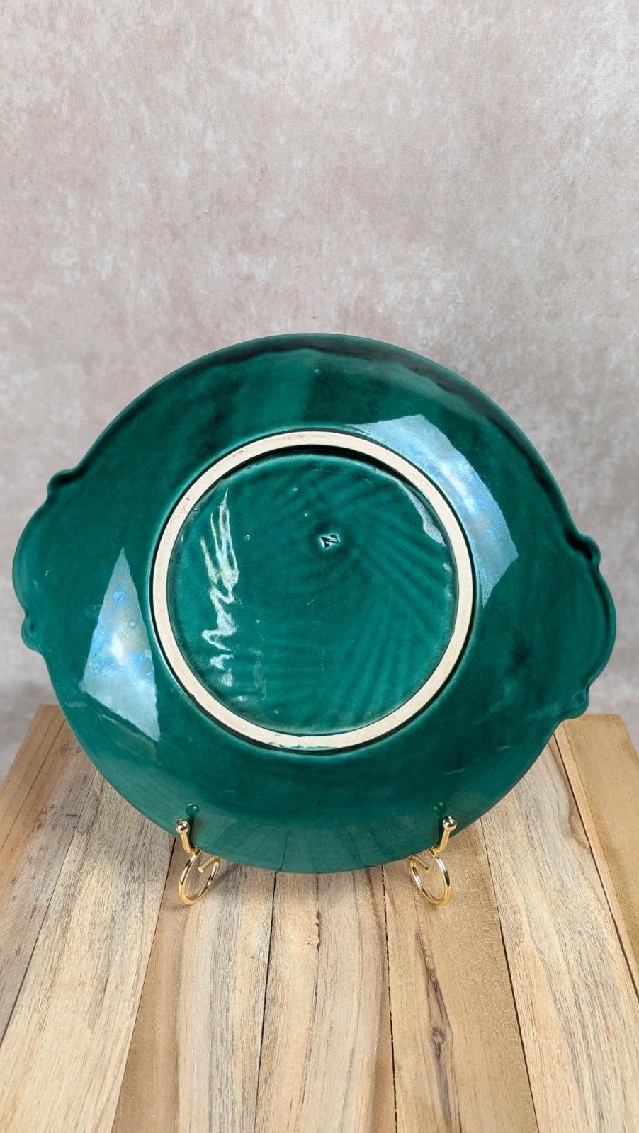 Plat en céramique verte Art déco – Relief géométrique