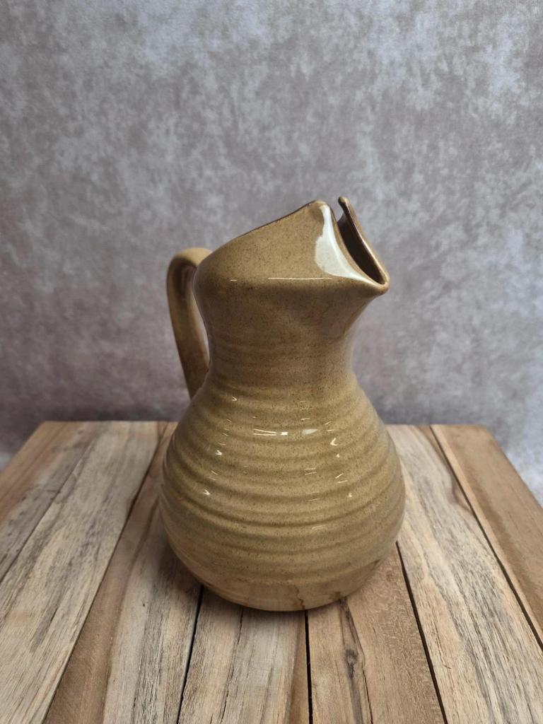 Pichet vintage en grès vernissé beige – forme originale