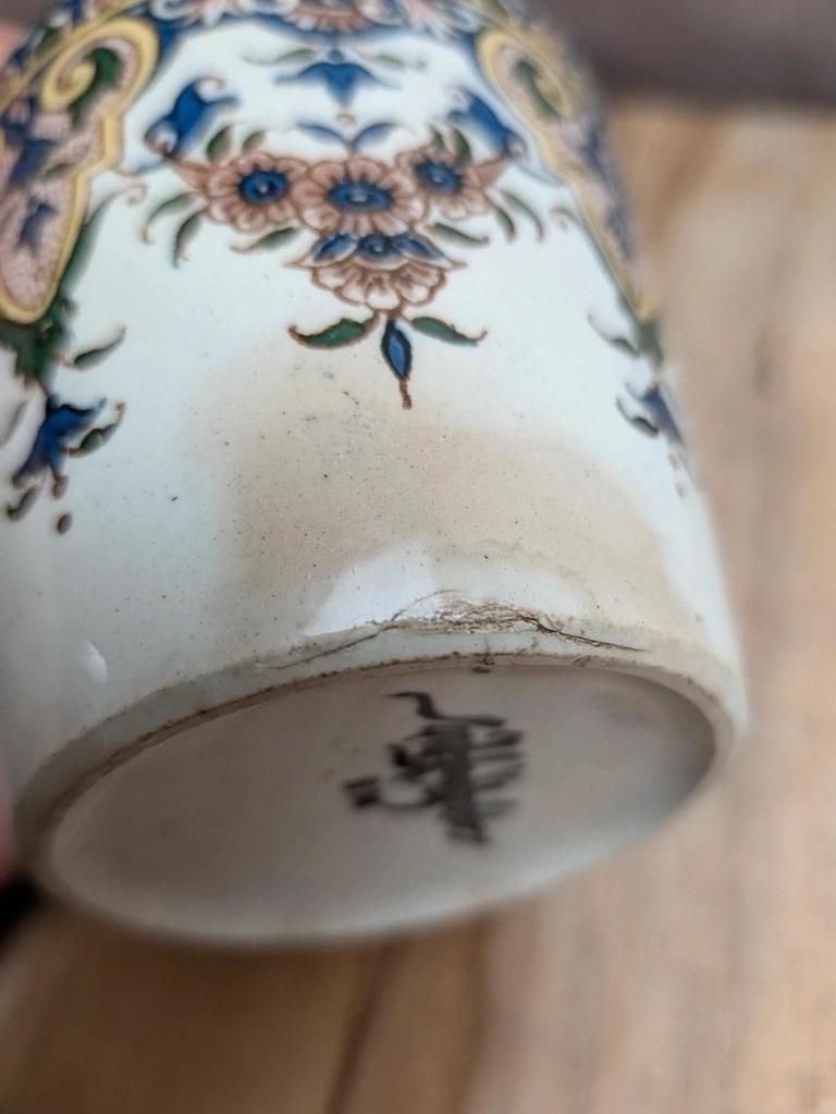 Tasse ancienne en terre de fer Sarreguemines décor polychrome