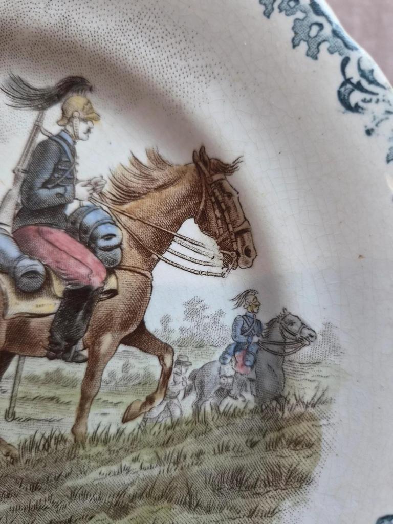 Assiette parlante ancienne en terre de fer Hb & Cie – Cavaliers n°7 – polychrome