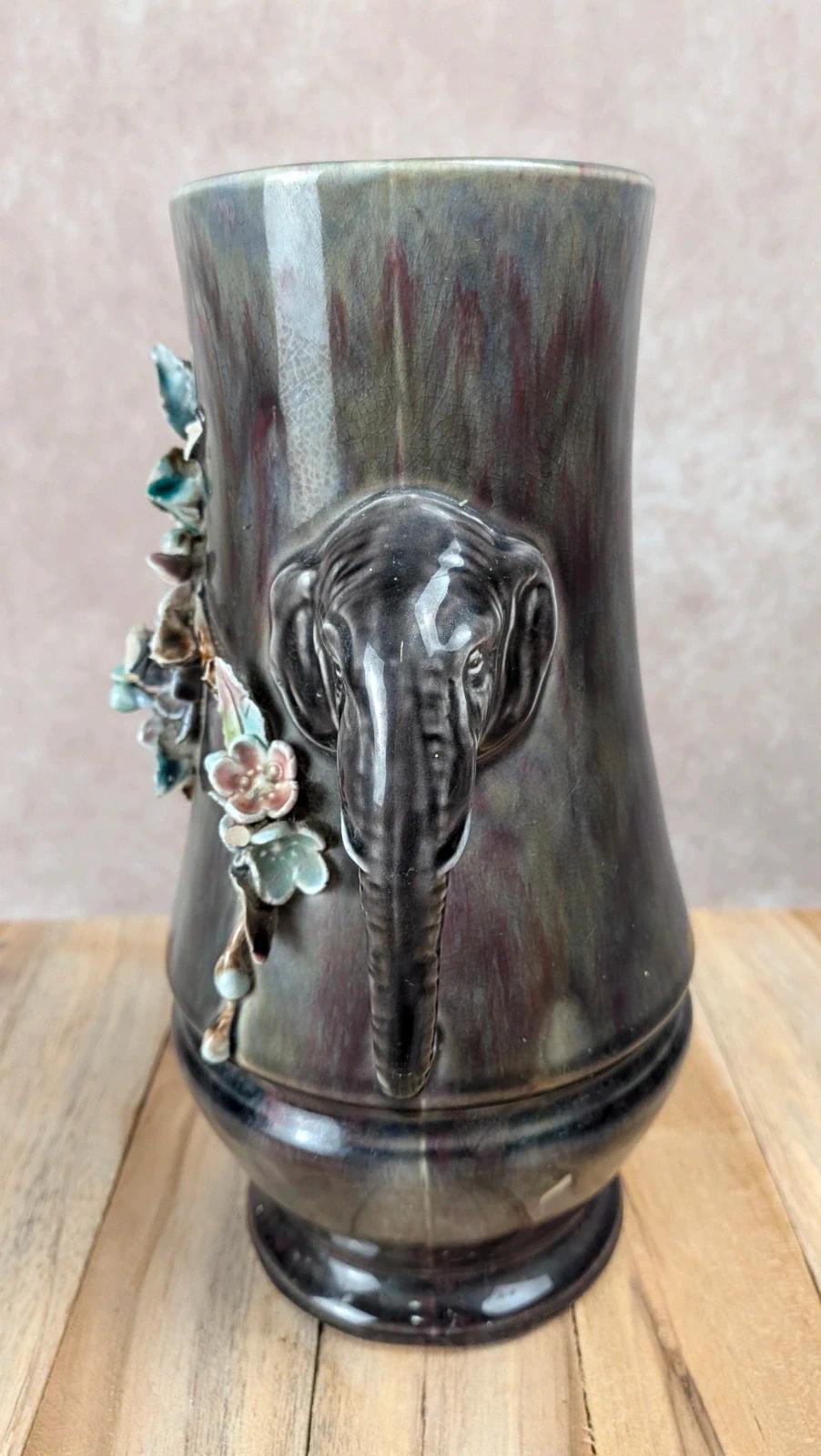 Vase ancien en barbotine décor éléphants et fleurs