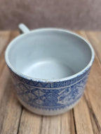 Ancienne tasse à café Terre de Fer bleue – attribuée au modèle Dentelle de Lunéville