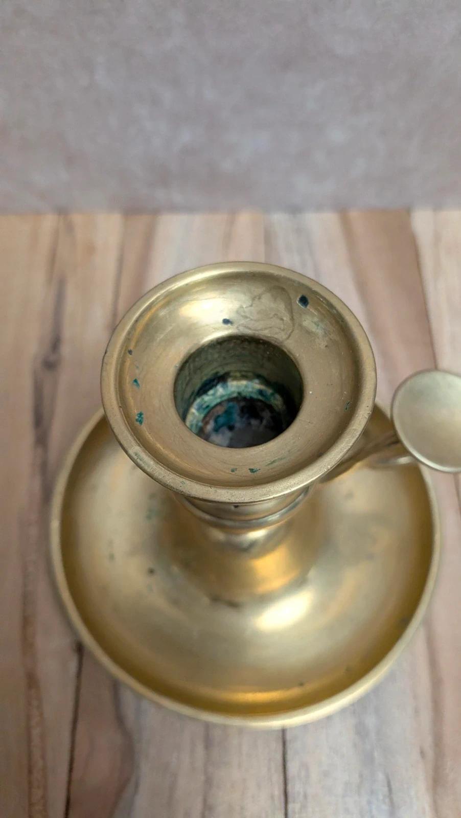 Bougeoir ancien en laiton avec poussoir