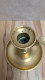 Bougeoir ancien en laiton avec poussoir