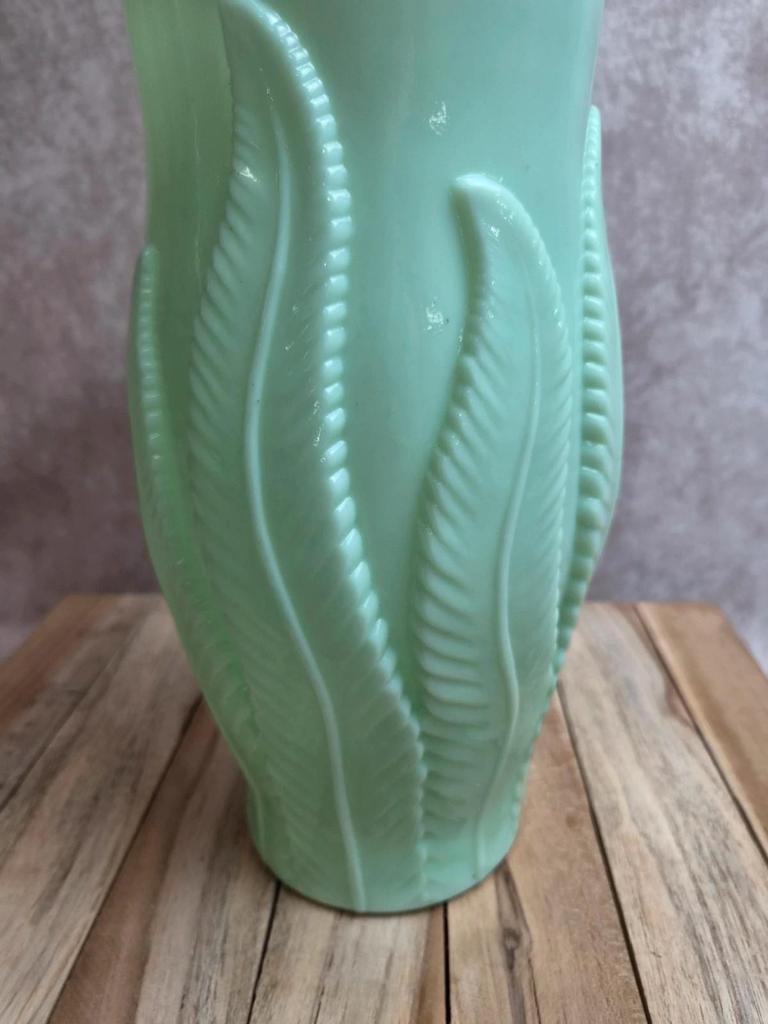 Vase Art Déco en opaline verte Spip France décor feuilles