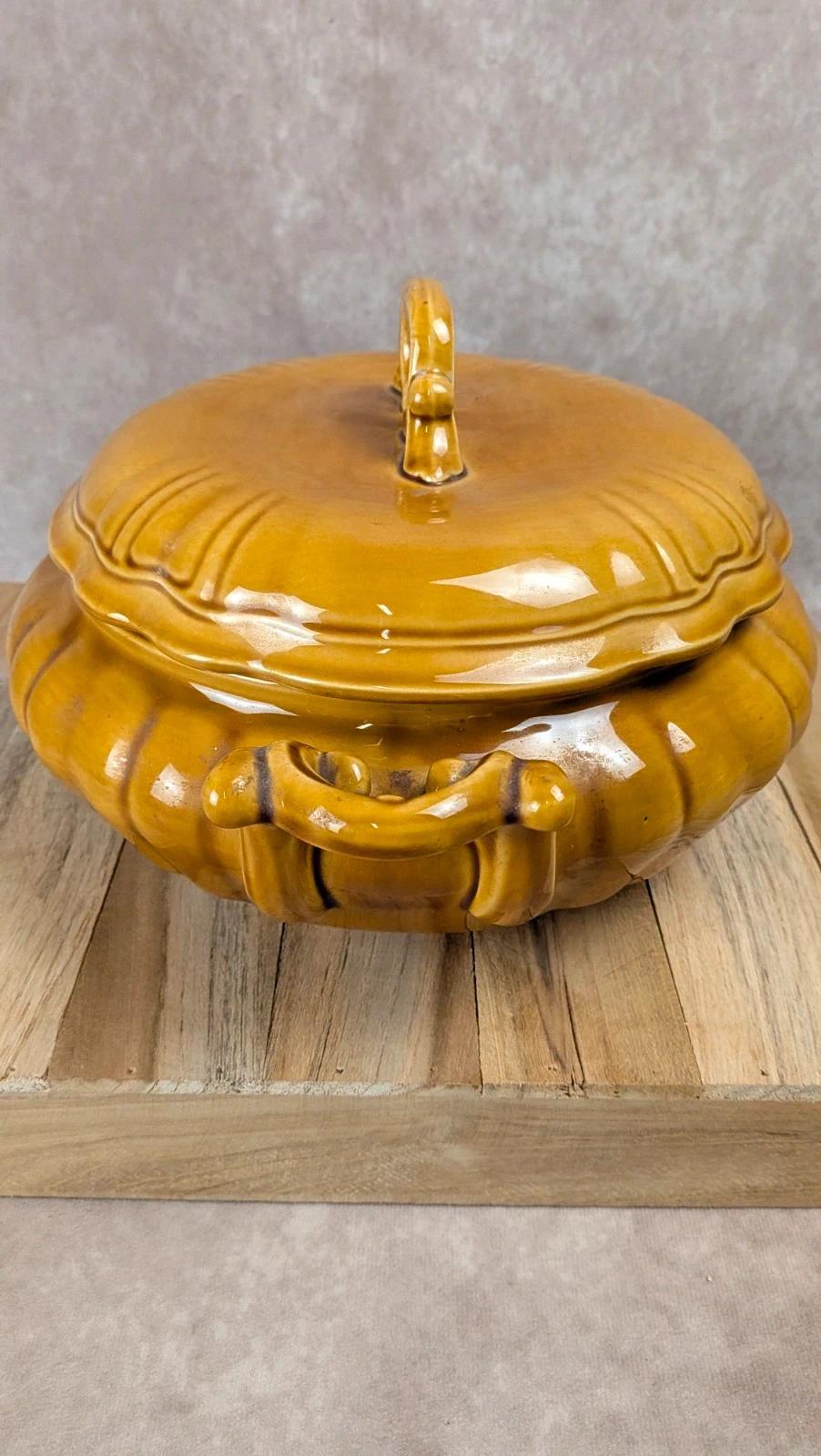 Soupière vintage en céramique émaillée jaune moutarde avec couvercle