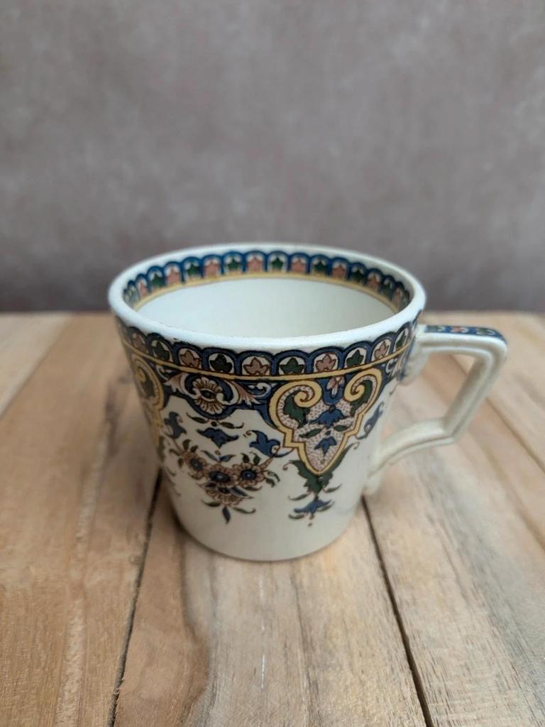 Tasse ancienne en terre de fer Sarreguemines décor polychrome