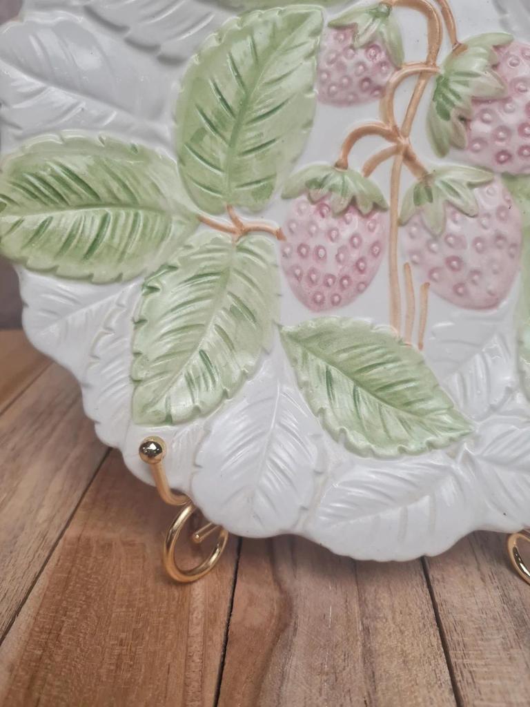 Assiette barbotine fraises relief – Made in Italy – décor champêtre 🍓