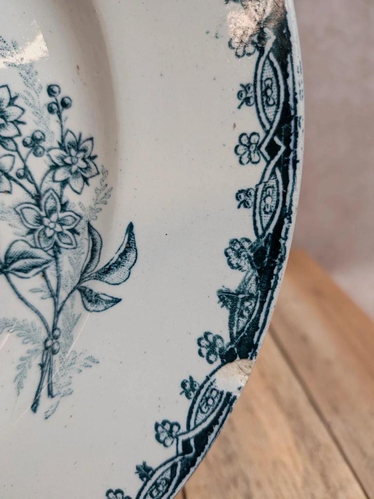 Assiette ancienne en terre de fer Saint-amandinoise – Modèle Margot – Fleurs bleues