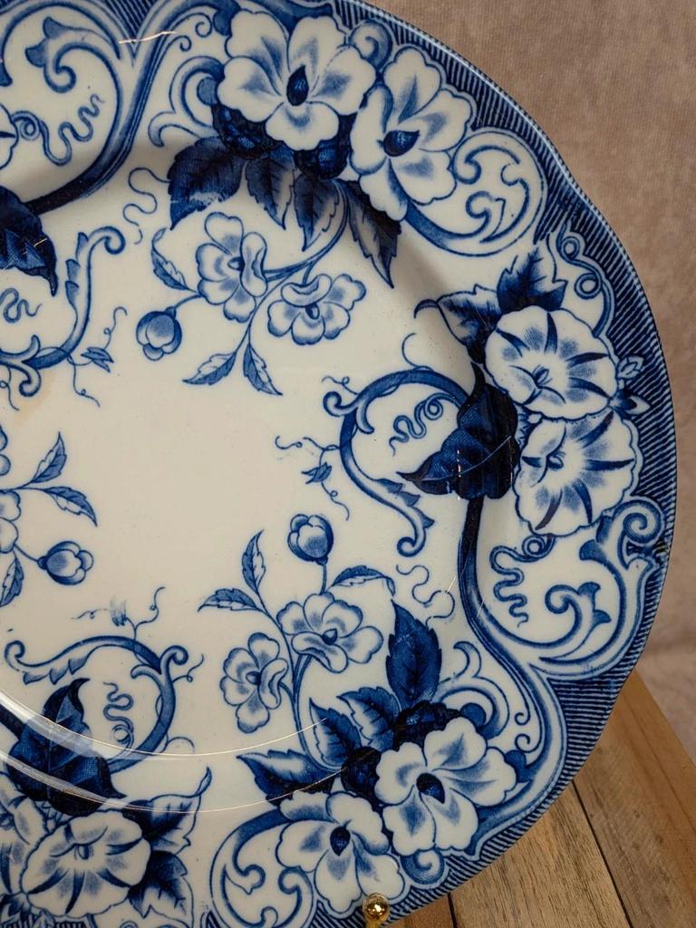 Plat rond Terre de Fer Creil & Montereau Flora bleu ancien Xixe