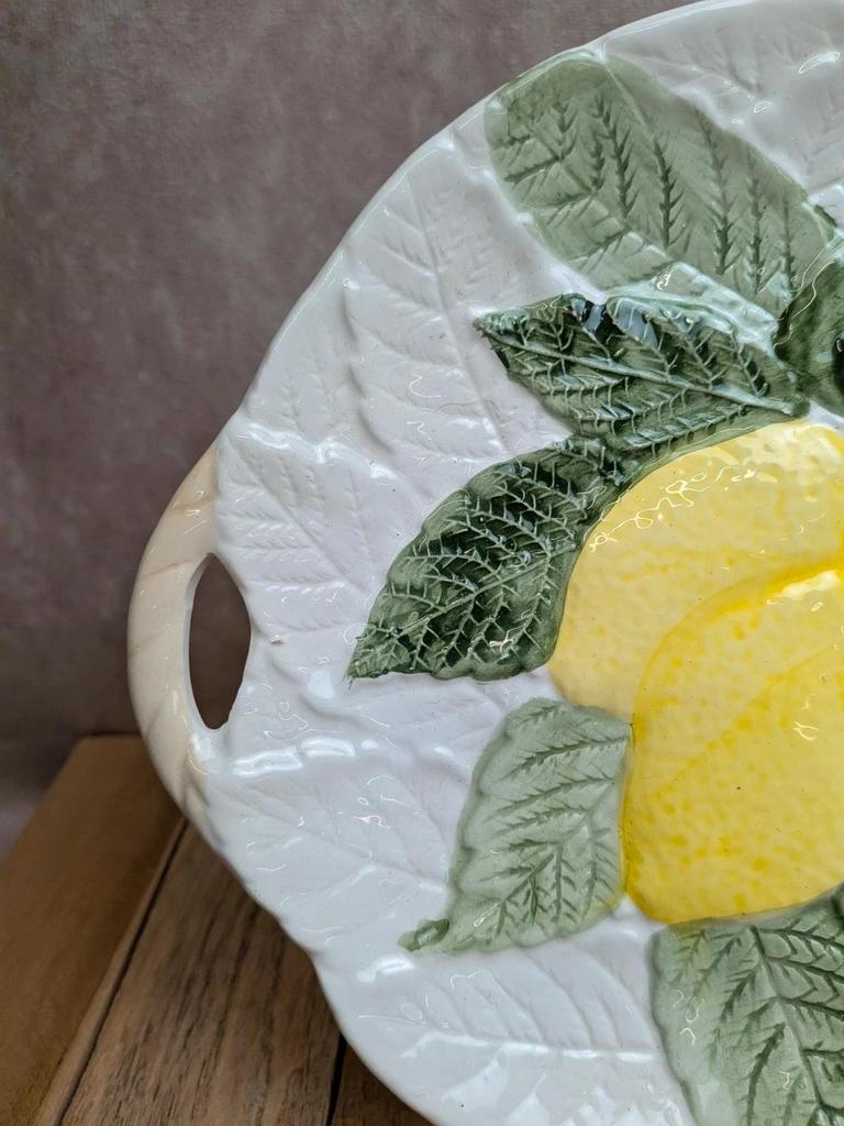 Assiette ancienne en barbotine motif citrons
