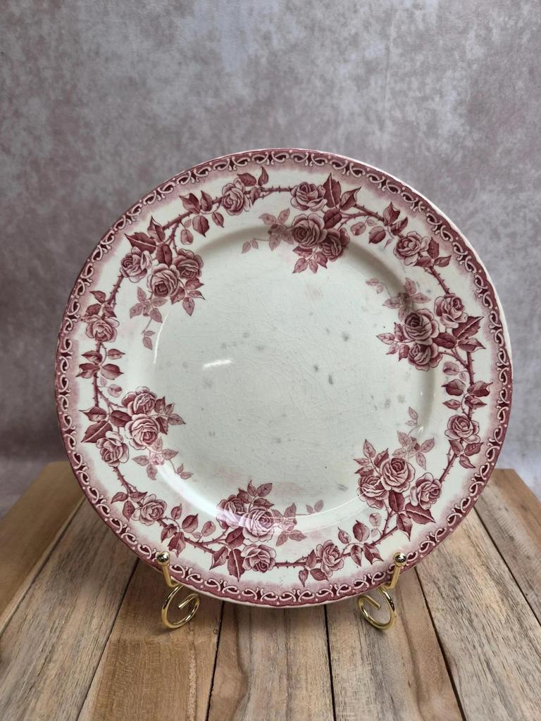 Assiette plate terre de fer H. Boulenger Choisy-le-roi modèle Paris – roses bordeaux