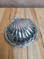 Petit beurrier coquillage vintage en métal argenté et verre opaque style Art Déco