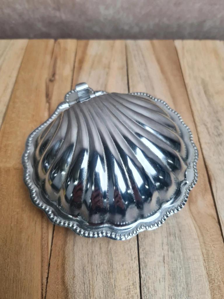 Petit beurrier coquillage vintage en métal argenté et verre opaque style Art Déco