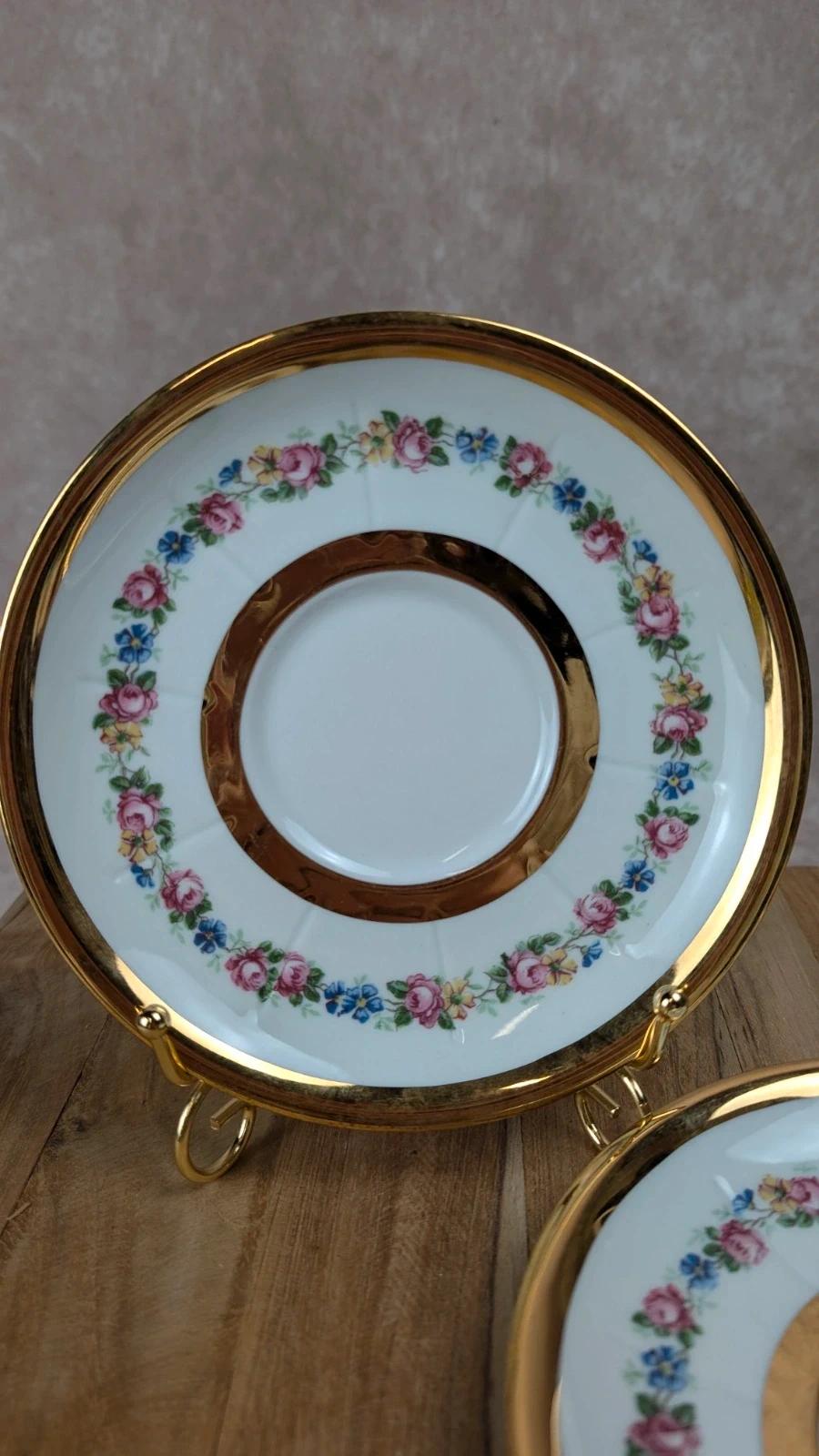Lot de 2 sous-tasses anciennes en porcelaine de Limoges à décor floral et liseré doré