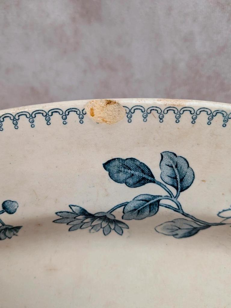 Plat ovale ancien en terre de fer Longwy modèle Pékin