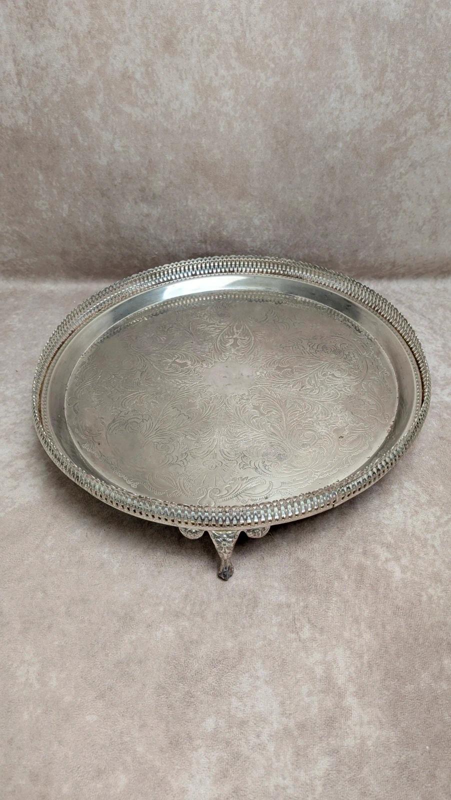 Plateau rond ancien en métal argenté sur pieds – décor gravé