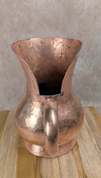 Pichet broc ancien en cuivre martelé