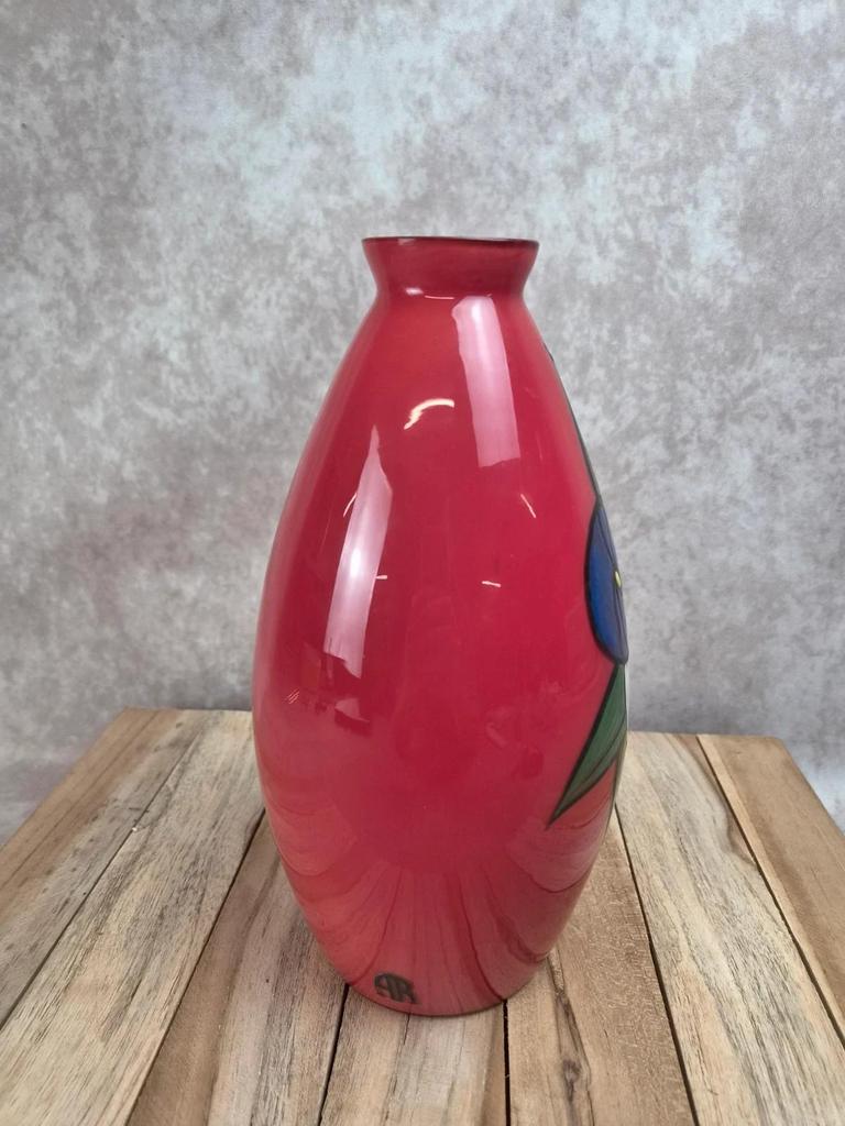 Vase vintage en verre rouge – décor floral peint à la main – signé Ar