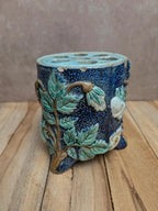 Petit vase pique-fleurs en majolique barbotine