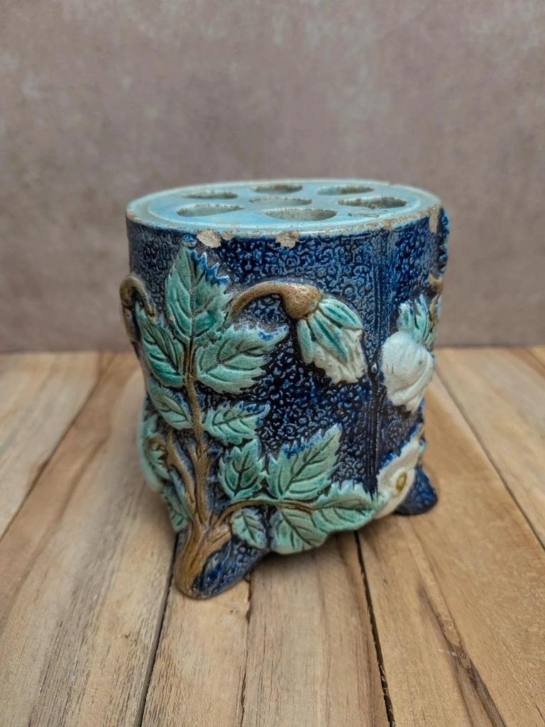 Petit vase pique-fleurs en majolique barbotine