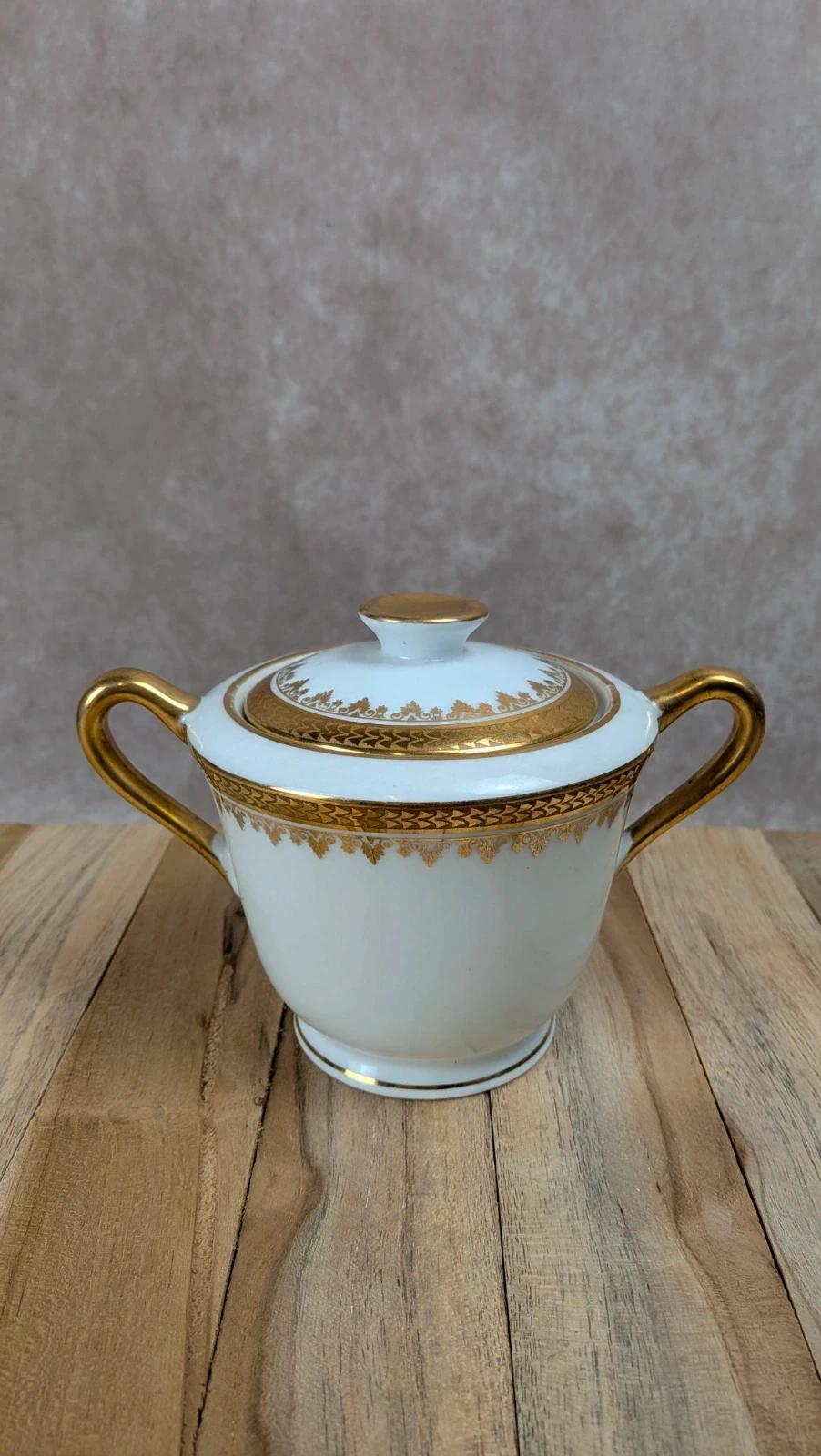 Sucrier ancien en porcelaine de Limoges – décor doré élégant
