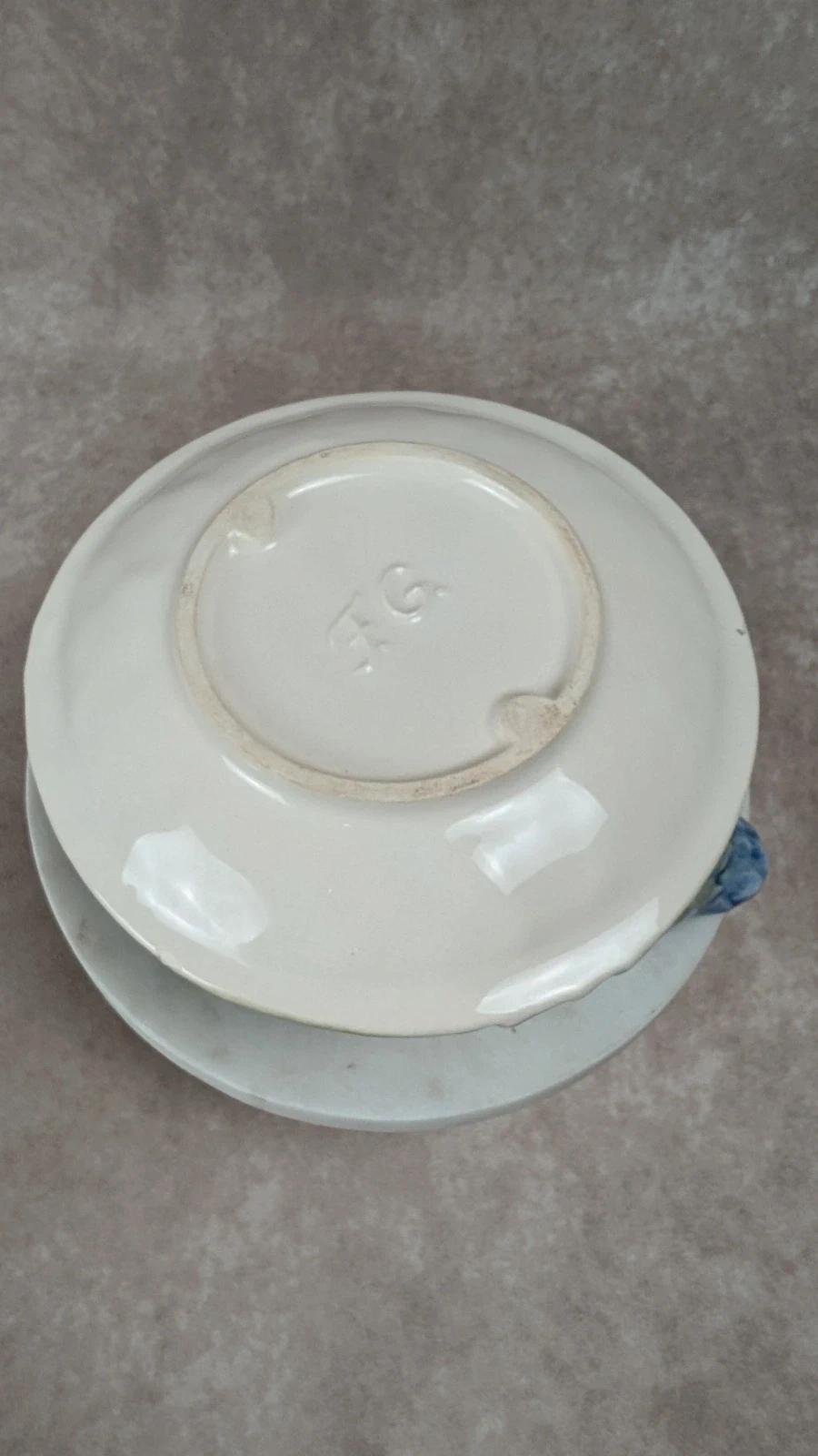 Ancienne saucière en barbotine signée Fg – motif artichaut