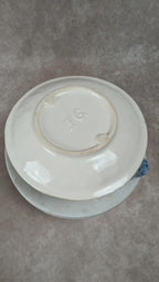 Ancienne saucière en barbotine signée Fg – motif artichaut