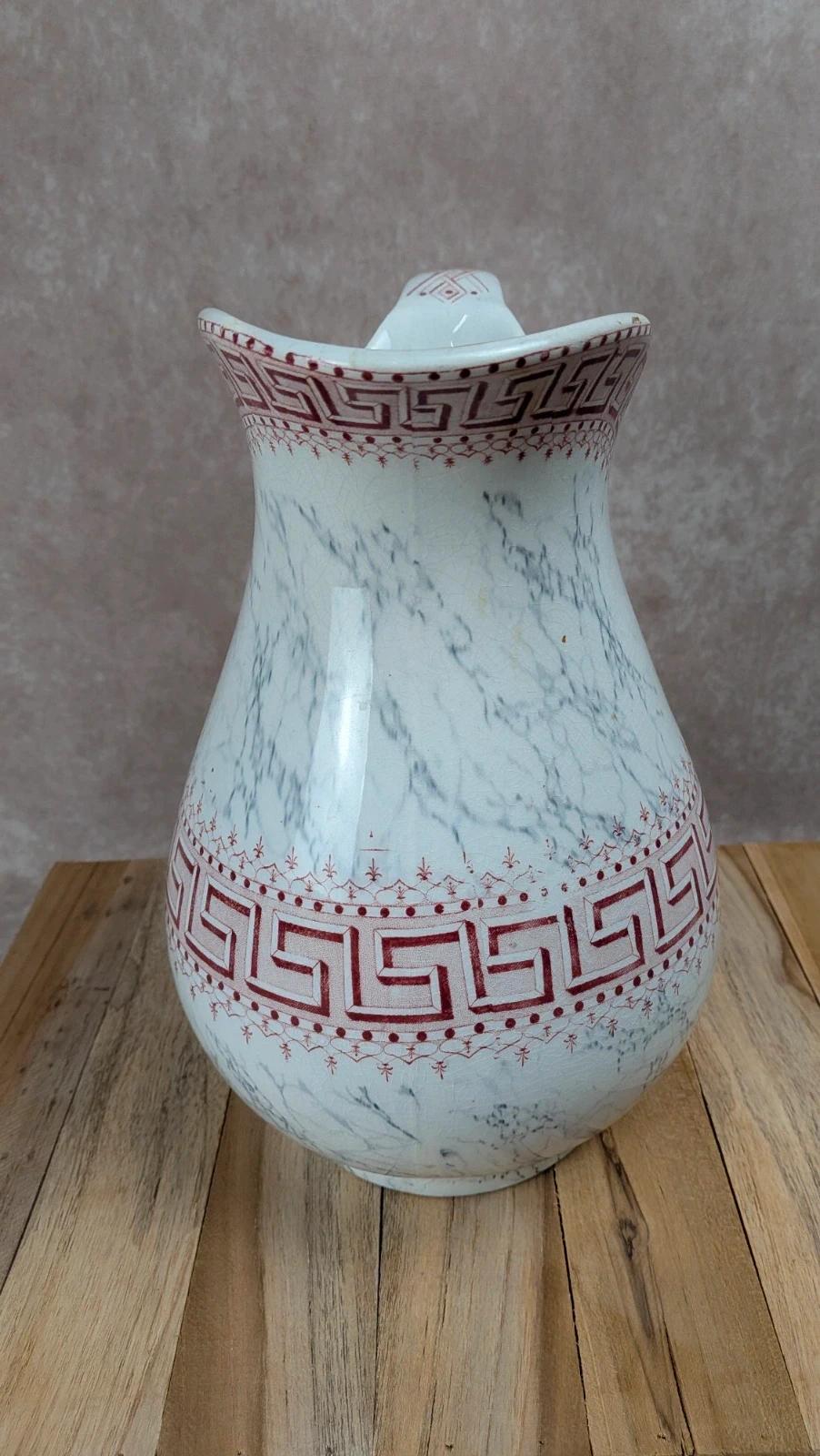 Broc de toilette ancien Kg Lunéville modèle Athènes décor rouge – grand format
