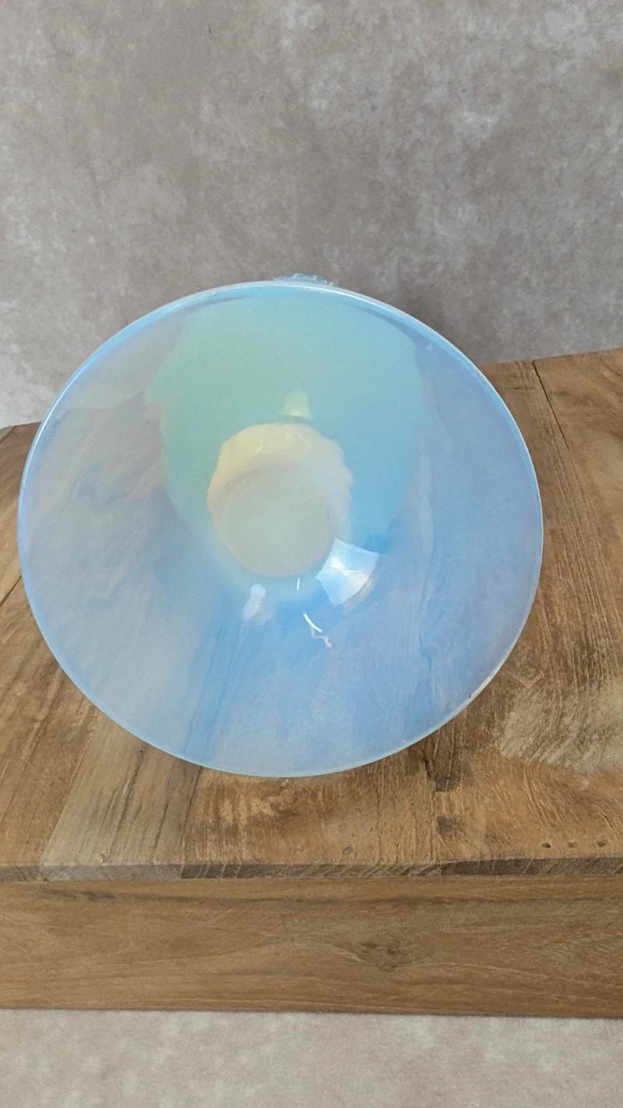 Vase ancien en opaline bleue sur pied