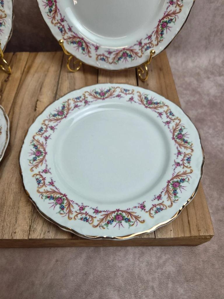 Lot de 4 assiettes à dessert Porcelaine de France Digoinn décor floral romantique doré